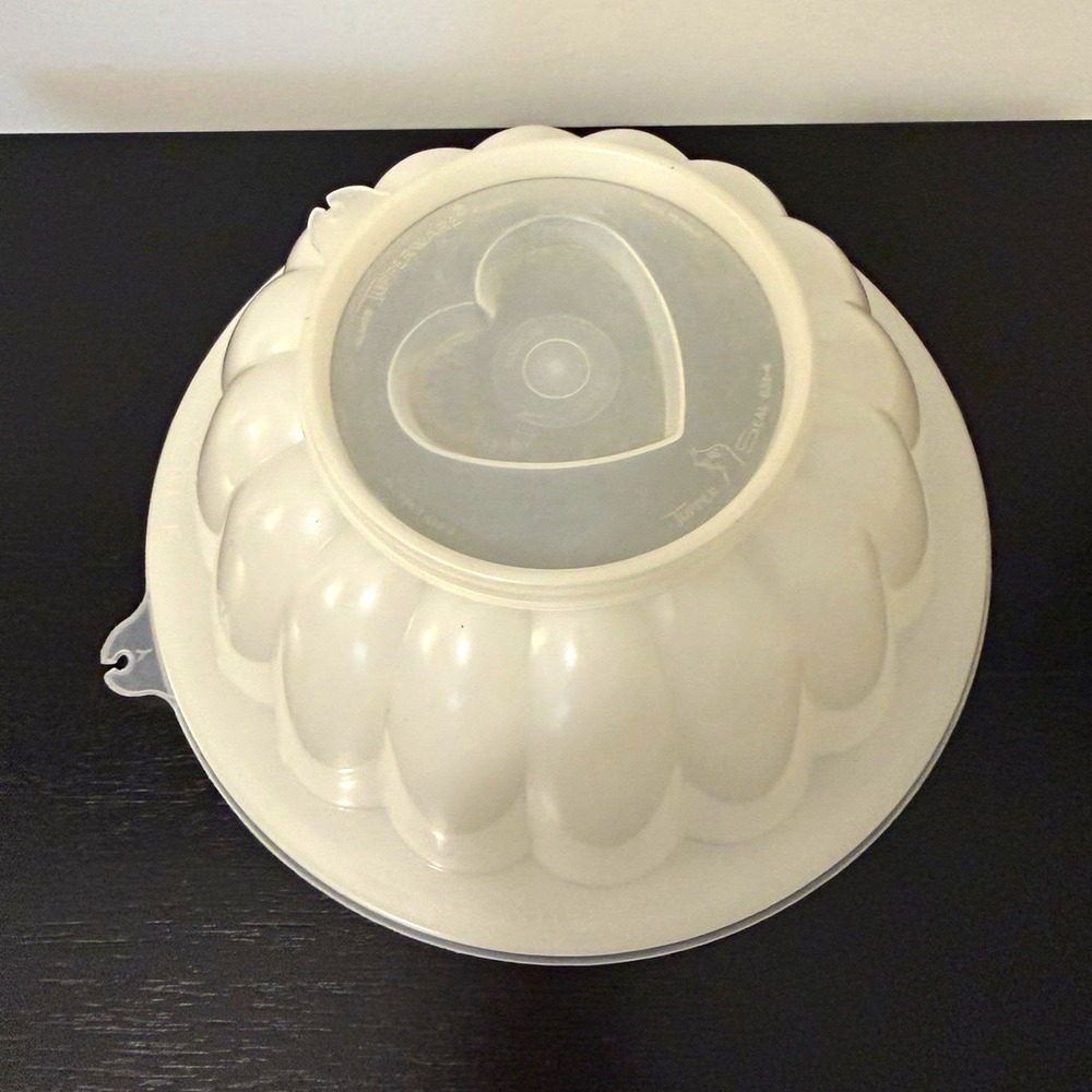 Vtg Tupperware Jel-N-Serve 616-3 Round Heart Center Plastic Jello Mold w/Lid 10"